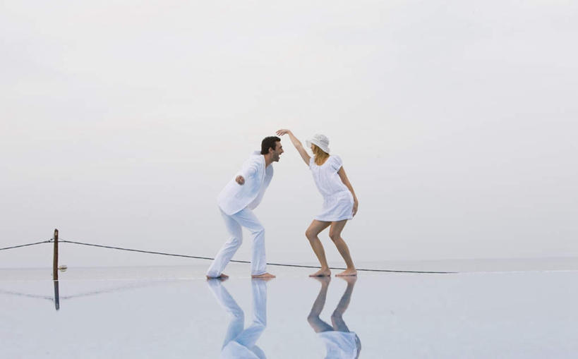 西方人,两个人,家庭,夫妻,游泳池,站,握手,笑,微笑,露齿笑,横图,室外,白天,正面,爱情,跳舞,海浪,海洋,水,帽子,欧洲,欧洲人,阴影,服装,光线,影子,浪花,水池,水面,水平线,辽阔,海平线,浪漫,注视,休闲装,光脚,泳池,衣服,白色,倒影,天空,阳光,海水,遮阳帽,天,观察,看,站着,休闲,广阔,温暖,温馨,一家人,赤脚,休闲服,恩爱,恋人,服饰,观看,一望无际,和睦,察看,倒映,关注,舞姿,海景,无边无际,一马平川,反照,男人,男性,年轻女性,女人,女性,中年男性,白种人,年轻人,夫妇,情侣,大海,风浪,海,海水的波动,近岸浪,涌浪,搀手,拉手,手搀手,手拉手,手牵手,手握手,站立,彩图,全身,舞蹈,伴侣,融洽,水天相接,水天一线