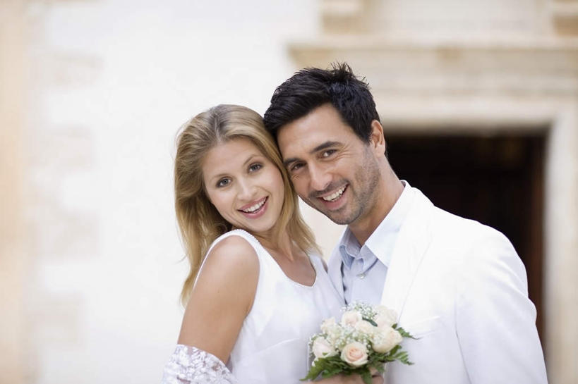 西方人,胡须,头发,两个人,家庭,夫妻,新娘,新郎,教堂,站,笑,微笑,露齿笑,横图,室外,白天,正面,婚纱,西装,爱情,婚礼,快乐,欧洲,欧洲人,握,花纹,正装,节日,朦胧,模糊,庆祝,盛开,捧花,手捧花,墙,棕色,结婚,浪漫,拿,花蕾,拿着,注视,文化,墙壁,墙面,花,花瓣,花朵,鲜花,白色,花束,花苞,花蕊,观察,看,祈祷,站着,一束,健康,温暖,温馨,喜庆,一家人,恩爱,握着,许愿,恋人,宗教,信仰,观看,纪念,祈求,和睦,察看,关注,信念,婚礼捧花,平安,男人,男性,年轻女性,女人,女性,中年男性,白种人,年轻人,胡子,络腮胡,夫妇,情侣,站立,半身,彩图,婚礼服,礼服,高兴,大教堂,礼拜堂,伴侣,融洽