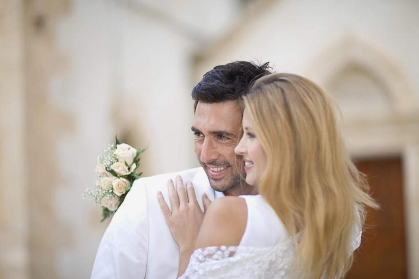 西方人,背部,胡须,头发,两个人,家庭,夫妻,新娘,新郎,教堂,站,抱,笑,微笑,露齿笑,横图,室外,白天,正面,婚纱,西装,爱情,婚礼,快乐,欧洲,欧洲人,握,花纹,正装,节日,朦胧,模糊,庆祝,盛开,捧花,手捧花,墙,棕色,结婚,浪漫,拿,花蕾,拿着,注视,文化,墙壁,墙面,花,花瓣,花朵,鲜花,白色,花束,花苞,花蕊,观察,看,祈祷,站着,一束,健康,温暖,温馨,喜庆,一家人,恩爱,握着,许愿,恋人,宗教,信仰,抱着,观看,纪念,祈求,和睦,察看,搂着,关注,信念,婚礼捧花,平安,男人,男性,年轻女性,女人,女性,中年男性,白种人,年轻人,胡子,络腮胡,夫妇,情侣,搂,搂抱,站立,半身,彩图,婚礼服,礼服,高兴,大教堂,礼拜堂,伴侣,融洽