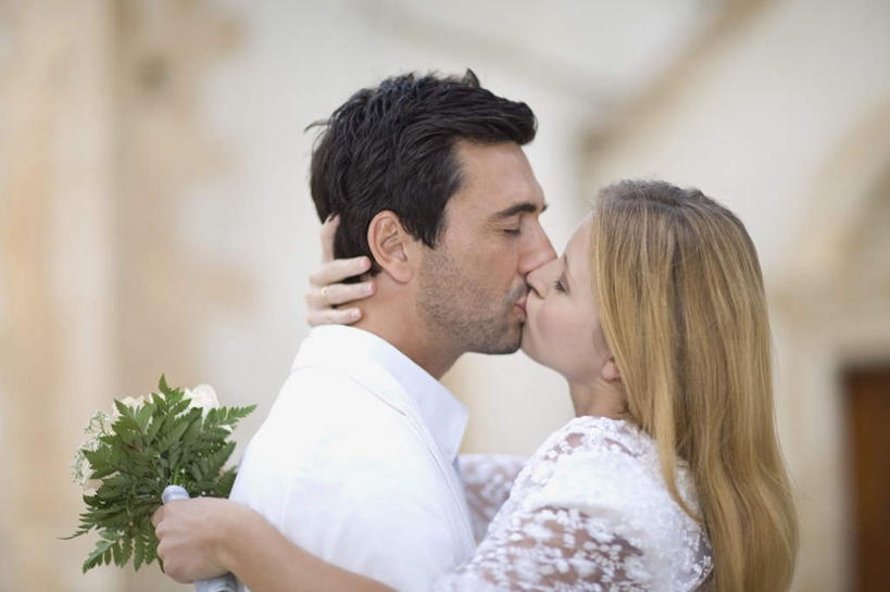 西方人,胡须,头发,两个人,家庭,夫妻,新娘,新郎,教堂,站,闭眼,抱,吻,横图,室外,白天,侧面,婚纱,西装,爱情,婚礼,快乐,欧洲,欧洲人,握,花纹,正装,节日,朦胧,模糊,庆祝,盛开,捧花,手捧花,墙,棕色,结婚,浪漫,拿,花蕾,拿着,文化,墙壁,墙面,花,花瓣,花朵,鲜花,白色,花束,花苞,花蕊,祈祷,站着,一束,健康,温暖,温馨,喜庆,一家人,恩爱,握着,许愿,恋人,宗教,信仰,抱着,纪念,祈求,和睦,搂着,信念,婚礼捧花,平安,男人,男性,年轻女性,女人,女性,中年男性,白种人,年轻人,胡子,络腮胡,夫妇,情侣,闭眼睛,闭着眼,闭着眼睛,接吻,搂,搂抱,亲,亲吻,亲嘴,站立,半身,彩图,婚礼服,礼服,高兴,大教堂,礼拜堂,伴侣,融洽