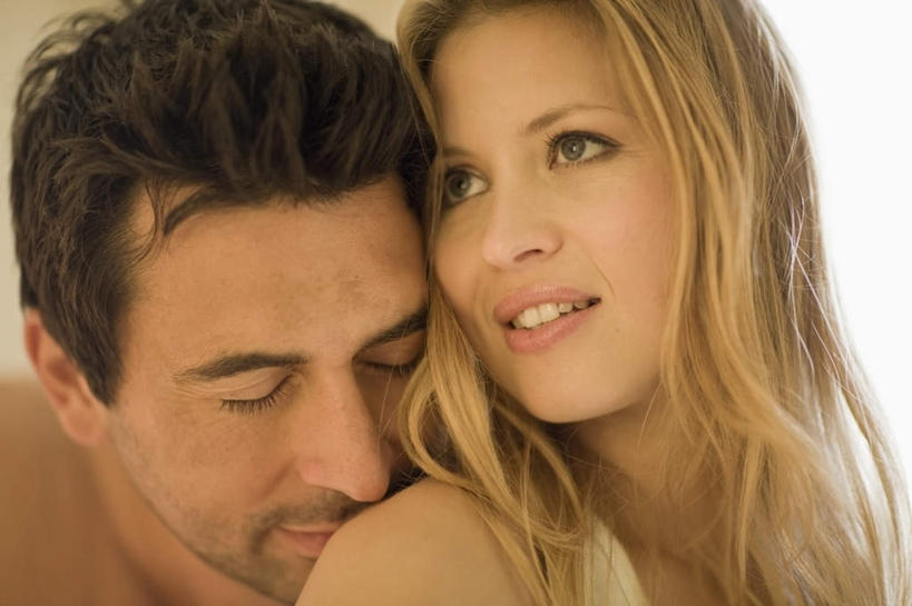 西方人,脸,头,脸颊,胡须,头发,两个人,家庭,夫妻,闭眼,抱,笑,吻,微笑,露齿笑,横图,室内,特写,白天,正面,爱情,卧室,欧洲,欧洲人,浪漫,注视,裸露,观察,看,温暖,温馨,一家人,金色,恩爱,恋人,抱着,观看,和睦,察看,搂着,关注,裸,男人,男性,年轻女性,女人,女性,中年男性,白种人,年轻人,头部,胡子,络腮胡,脸部,脸蛋,面部,夫妇,情侣,闭眼睛,闭着眼,闭着眼睛,搂,搂抱,亲,亲吻,半身,彩图,睡房,卧房,伴侣,融洽