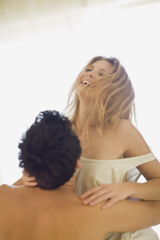 西方人,背部,头发,两个人,家庭,夫妻,坐,抱,笑,微笑,露齿笑,竖图,室内,白天,正面,爱情,性感,窗户,卧室,欧洲,欧洲人,服装,背心,浪漫,注视,玻璃窗,衣服,白色,观察,看,温暖,温馨,一家人,金色,恩爱,诱惑,恋人,服饰,抱着,观看,和睦,察看,搂着,衣着,穿着,关注,火辣,衣饰,男人,男性,年轻女性,女人,女性,中年男性,白种人,年轻人,夫妇,情侣,搂,搂抱,坐着,半身,彩图,睡房,卧房,伴侣,融洽