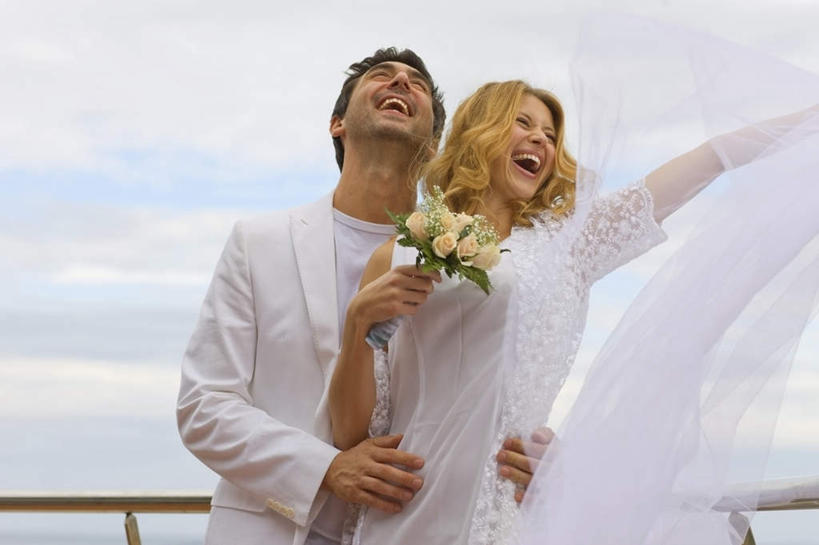 西方人,两个人,家庭,夫妻,新娘,新郎,栏杆,站,伸展双臂,抱,笑,微笑,露齿笑,横图,室外,白天,正面,婚纱,爱情,婚礼,快乐,船,欧洲,欧洲人,一艘,握,阴影,头纱,庆祝,盛开,光线,扶手,捧花,手捧花,影子,云,云朵,游艇,结婚,浪漫,拿,花蕾,云彩,拿着,护栏,花,花瓣,花朵,鲜花,蓝色,白云,蓝天,天空,阳光,交通工具,花束,天,花苞,花蕊,行驶,站着,一束,温暖,温馨,喜庆,一家人,金色,恩爱,握着,恋人,晴朗,抱着,纪念,和睦,搂着,载具,婚礼捧花,男人,男性,年轻女性,女人,女性,中年男性,白种人,年轻人,卷发,夫妇,情侣,晴空,敞开双臂,搂,搂抱,伸开双臂,展开双肩,站立,张开手臂,张开双臂,半身,彩图,婚礼服,礼服,高兴,婚礼头纱,伴侣,融洽