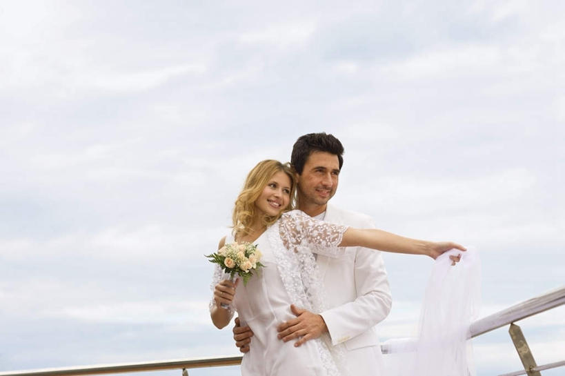 西方人,两个人,家庭,夫妻,新娘,新郎,栏杆,站,抱,笑,微笑,露齿笑,横图,室外,白天,正面,婚纱,爱情,婚礼,快乐,船,欧洲,欧洲人,一艘,握,阴影,头纱,庆祝,盛开,光线,扶手,捧花,手捧花,影子,云,云朵,游艇,结婚,浪漫,拿,花蕾,云彩,拿着,注视,护栏,花,花瓣,花朵,鲜花,蓝色,白云,蓝天,天空,阳光,交通工具,花束,天,花苞,花蕊,观察,看,行驶,站着,一束,温暖,温馨,喜庆,一家人,金色,恩爱,握着,恋人,晴朗,抱着,观看,纪念,和睦,察看,搂着,关注,载具,婚礼捧花,男人,男性,年轻女性,女人,女性,中年男性,白种人,年轻人,卷发,夫妇,情侣,晴空,搂,搂抱,站立,半身,彩图,婚礼服,礼服,高兴,婚礼头纱,伴侣,融洽