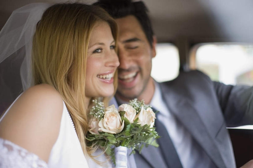 西方人,脸,头,脸颊,两个人,家庭,夫妻,新娘,新郎,坐,笑,微笑,露齿笑,横图,室内,特写,白天,正面,婚纱,西装,爱情,婚礼,快乐,植物,窗户,汽车,欧洲,欧洲人,握,头纱,正装,庆祝,盛开,捧花,手捧花,结婚,浪漫,拿,花蕾,拿着,注视,肩膀,玻璃窗,车,花,花瓣,花朵,鲜花,树,树木,绿色,白色,自然,车窗,交通工具,轿车,花束,花苞,花蕊,观察,看,一束,温暖,温馨,喜庆,一家人,恩爱,握着,恋人,生长,成长,观看,纪念,和睦,察看,关注,载具,婚礼捧花,男人,男性,年轻女性,女人,女性,中年男性,白种人,年轻人,头部,脸部,脸蛋,面部,夫妇,情侣,坐着,半身,彩图,婚礼服,礼服,高兴,婚礼头纱,伴侣,融洽