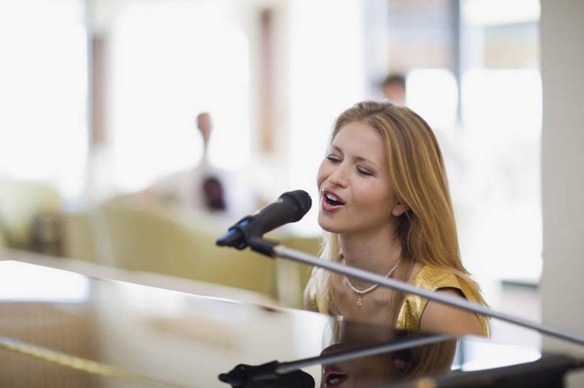 西方人,一个人,酒吧,坐,笑,微笑,露齿笑,横图,室内,白天,正面,裙子,聚会,奢侈,夜生活,键盘,窗帘,沙发,欧洲,欧洲人,仅一个年轻女性,仅一个女性,仅一个人,连衣裙,朦胧,模糊,装饰,钢琴,乐器,弹奏,演奏,注视,娱乐,黄色,帘子,话筒,观察,看,休闲,金色,遮阳,放松,唱歌,观看,夜店,华丽,修饰,点缀,察看,麦克风,键盘乐器,关注,扩音器,演唱,夜总会,传声器,布艺沙发,歌唱,衬托,美观,雅致,雅观,微音器,年轻女性,女人,女性,白种人,长发,坐着,半身,彩图,酒吧间,酒馆