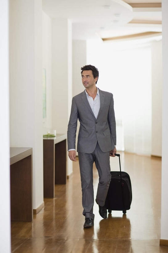 西方人,一个人,商务人士,商务男性,宾馆,走,拉,笑,微笑,竖图,室内,白天,正面,衬衫,西装,地板,天花板,酒店,照明,欧洲,欧洲人,仅一个男性,仅一个人,仅一个中年男性,套装,正装,拉杆箱,旅行箱,墙,走道,走廊,过道,灯光,地面,注视,顶灯,木地板,墙壁,墙面,灯,行李箱,箱子,灯具,观察,看,观看,出差,照亮,察看,照明设备,关注,商务装,工薪阶层,男人,男性,中年男性,白种人,白领,上班族,步行,散步,走路,彩图,全身,衬衣,旅行,客店,客栈,旅店,旅馆,旅舍,汽车旅馆
