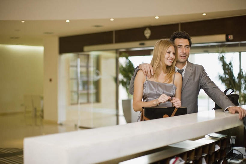 西方人,两个人,家庭,夫妻,前台,宾馆,站,抱,笑,微笑,露齿笑,横图,室内,白天,正面,裙子,西装,爱情,植物,地板,天花板,桌子,酒店,照明,欧洲,欧洲人,握,连衣裙,正装,包,盆栽,皮包,办公桌,墙,灯光,盆景,地面,浪漫,拿,拿着,注视,顶灯,木地板,墙壁,墙面,灯,绿色,自然,灯具,观察,看,站着,温暖,温馨,一家人,服务台,恩爱,握着,恋人,生长,成长,抱着,观看,吊带裙,单肩包,照亮,和睦,察看,搂着,照明设备,关注,男人,男性,年轻女性,女人,女性,中年男性,白种人,年轻人,夫妇,情侣,搂,站立,半身,彩图,客店,客栈,旅店,旅馆,旅舍,帮助台,呼叫台,伴侣,融洽