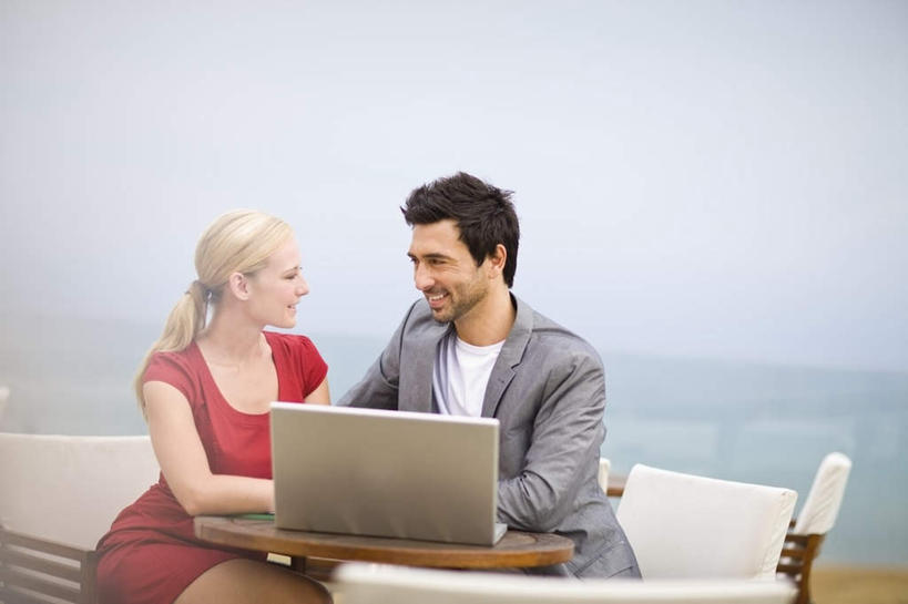 西方人,两个人,家庭,夫妻,商务人士,商务男性,商务女性,坐,笑,说,微笑,露齿笑,横图,室外,白天,正面,衬衫,裙子,爱情,讨论,电脑,笔记本电脑,沙发,欧洲,欧洲人,连衣裙,套装,朦胧,模糊,网络,浪漫,注视,通讯设备,红色,天空,天,观察,看,温暖,温馨,一家人,辫子,金色,恩爱,恋人,观看,和睦,察看,无线,关注,通信设备,商务装,无线网络,布艺沙发,无线上网,便携式电脑,工薪阶层,交流,手提电脑,男人,男性,年轻女性,女人,女性,中年男性,白种人,年轻人,夫妇,情侣,白领,上班族,沟通,讲话,交谈,商讨,说话,谈话,坐着,半身,彩图,衬衣,伴侣,融洽