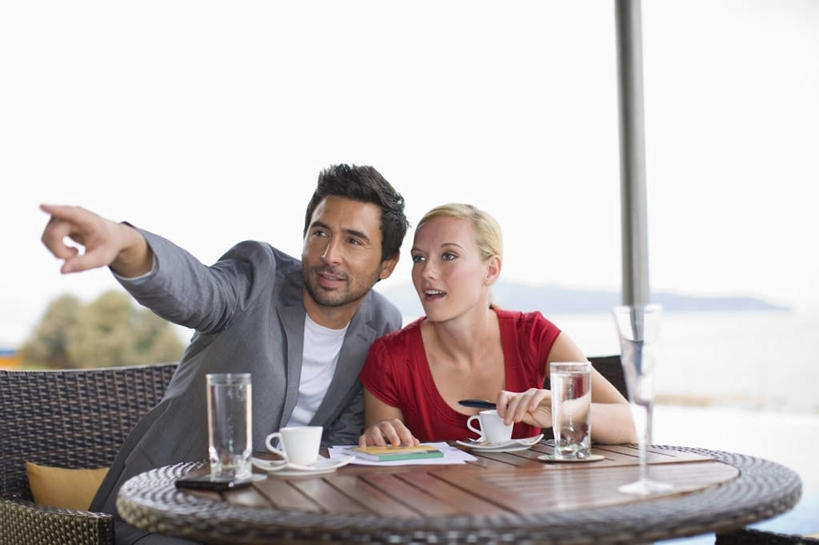 咖啡,西方人,两个人,家庭,夫妻,商务人士,商务男性,商务女性,坐,笑,说,微笑,露齿笑,横图,室外,白天,正面,衬衫,裙子,爱情,讨论,幸福,植物,餐桌,靠垫,桌面,桌子,杯子,椅子,欧洲,欧洲人,指,连衣裙,套装,瓷器,咖啡杯,靠枕,陶瓷制品,浪漫,注视,方向,娱乐,玻璃制品,树,树木,饮料,红色,绿色,天空,自然,水杯,垫子,枕头,天,观察,看,手势,享受,休闲,温暖,温馨,一家人,恩爱,放松,乐趣,恋人,生长,成长,餐台,观看,和睦,察看,提神,舒适,指向,食指,关注,咖啡店,瓷杯,醒脑,商务装,咖啡屋,工薪阶层,软饮料,交流,男人,男性,年轻女性,女人,女性,中年男性,白种人,年轻人,夫妇,情侣,白领,上班族,玻璃杯,沟通,讲话,交谈,商讨,说话,谈话,坐着,半身,彩图,衬衣,咖啡馆,伴侣,融洽