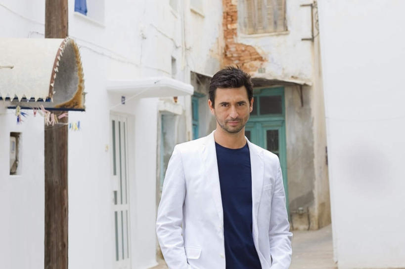 西方人,一个人,站,横图,室外,白天,正面,西装,窗户,欧洲,欧洲人,仅一个男性,仅一个人,仅一个中年男性,套装,服装,正装,墙,注视,休闲装,玻璃窗,墙壁,墙面,衣服,白色,观察,看,站着,休闲,休闲服,服饰,观看,察看,双手插袋,关注,手插袋,双手抄兜,双手放兜,男人,男性,中年男性,白种人,插兜,两手抄兜,两手放兜,手插兜,手放口袋,站立,半身,彩图,短发,手抄兜