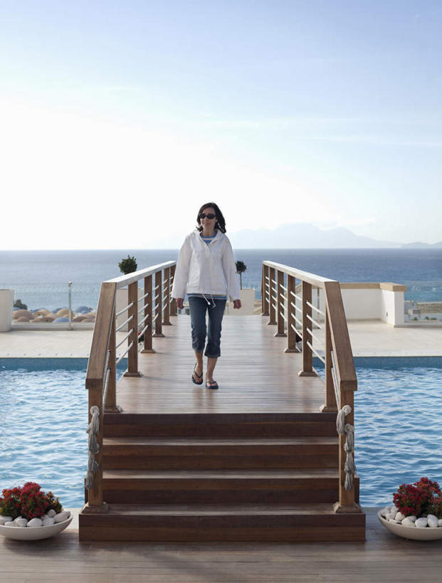 西方人,一个人,游泳池,栏杆,走,竖图,室外,白天,正面,水,楼梯,欧洲,欧洲人,仅一个女性,仅一个人,阴影,波纹,服装,光线,扶手,木板,影子,阶梯,水池,水面,云,云朵,桥,地面,木桥,涟漪,云彩,注视,休闲装,泳池,护栏,台阶,栈桥,衣服,蓝色,白云,蓝天,水纹,天空,阳光,波浪,天,观察,看,仅一个中年女性,休闲,休闲服,服饰,晴朗,观看,人行桥,木板桥,察看,关注,水晕,女人,女性,中年女性,白种人,晴空,步行,散步,走路,彩图,全身