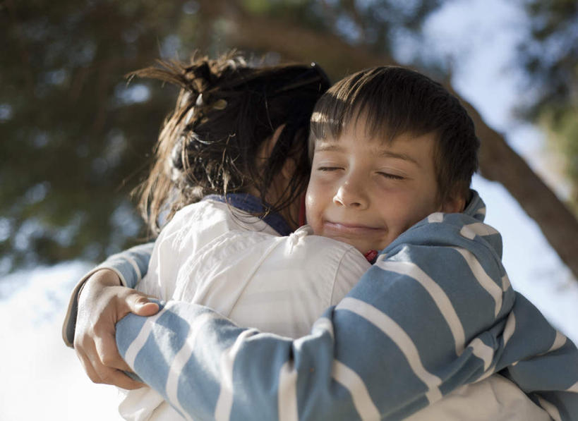 西方人,儿童,中年人,头发,两个人,家庭,母亲,儿子,站,闭眼,抱,笑,微笑,横图,室外,白天,侧面,纯洁,植物,欧洲,欧洲人,阴影,条纹,服装,朦胧,模糊,光线,影子,棕色,休闲装,树,树木,小孩,衣服,绿色,阳光,自然,站着,休闲,温暖,温馨,母子,一家人,休闲服,可爱,母爱,童年,童趣,服饰,生长,成长,抱着,和睦,搂着,童真,烂漫,无邪,天真,男孩,女人,女性,中年女性,白种人,孩子,闭眼睛,闭着眼,闭着眼睛,搂,搂抱,站立,半身,彩图,融洽,男生