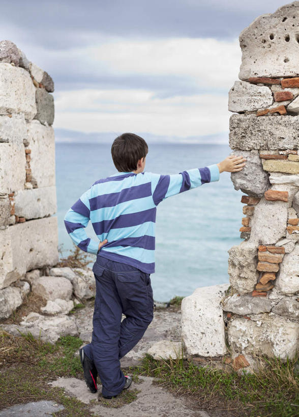 西方人,儿童,一个人,站,竖图,室外,白天,纯洁,海浪,海洋,石头,欧洲,欧洲人,仅一个男性,仅一个人,阴影,条纹,服装,光线,石子,影子,墙,浪花,云,云朵,云彩,休闲装,手叉腰,墙壁,墙面,小孩,背面,衣服,蓝色,白云,蓝天,天空,阳光,海水,天,叉腰,靠,靠着,站着,仅一个小孩,休闲,休闲服,可爱,童年,童趣,服饰,晴朗,海景,童真,烂漫,无邪,天真,男孩,男人,男性,白种人,孩子,大海,风浪,海,海水的波动,近岸浪,石块,岩石,涌浪,晴空,站立,彩图,全身,男生
