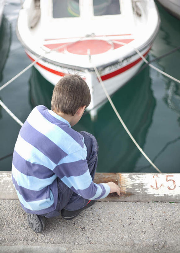 西方人,儿童,一个人,码头,蹲,竖图,俯视,室外,白天,纯洁,海浪,海洋,港口,船,欧洲,欧洲人,仅一个男性,仅一个人,一艘,撑,停靠,条纹,服装,浪花,游艇,地面,注视,休闲装,小孩,衣服,海水,交通工具,观察,看,仅一个小孩,休闲,休闲服,可爱,童年,童趣,服饰,观看,察看,撑着,关注,停泊,载具,海景,童真,烂漫,无邪,游艇码头,天真,男孩,男人,男性,白种人,孩子,大海,风浪,海,海水的波动,近岸浪,涌浪,蹲着,彩图,高角度拍摄,全身,摆渡口,埠头,渡口,渡头,港湾,海港,口岸,男生