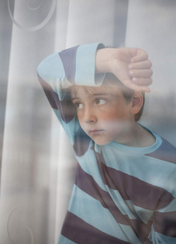 西方人,儿童,一个人,站,竖图,室内,白天,正面,失败,纯洁,窗户,欧洲,欧洲人,仅一个男性,仅一个人,条纹,服装,沮丧,朦胧,模糊,注视,休闲装,玻璃窗,小孩,衣服,观察,看,靠,靠着,站着,仅一个小孩,休闲,难受,休闲服,可爱,童年,童趣,无奈,服饰,观看,失望,悲伤,察看,伤心,难过,关注,失落,童真,烂漫,无邪,颓废,挫败,受挫,落败,落空,错过,失足,失意,失策,失算,颓丧,衰颓,悲哀,懊丧,颓靡,气馁,丧气,败北,挫折,失利,天真,男孩,男人,男性,白种人,孩子,站立,半身,彩图,男生