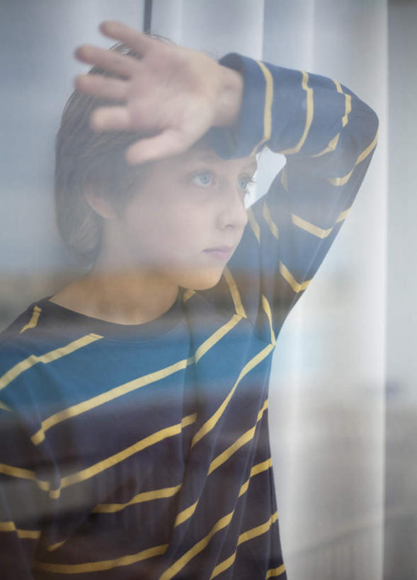 西方人,儿童,一个人,站,竖图,室内,白天,正面,失败,纯洁,窗户,欧洲,欧洲人,仅一个男性,仅一个人,条纹,服装,沮丧,朦胧,模糊,注视,休闲装,玻璃窗,小孩,衣服,观察,看,靠,靠着,站着,仅一个小孩,休闲,难受,休闲服,可爱,童年,童趣,无奈,服饰,观看,失望,悲伤,察看,伤心,难过,关注,失落,童真,烂漫,无邪,颓废,挫败,受挫,落败,落空,错过,失足,失意,失策,失算,颓丧,衰颓,悲哀,懊丧,颓靡,气馁,丧气,败北,挫折,失利,天真,男孩,男人,男性,白种人,孩子,站立,半身,彩图,男生