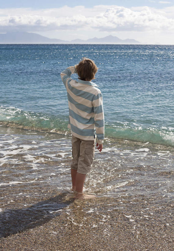 西方人,儿童,一个人,站,竖图,室外,白天,纯洁,海浪,海洋,沙滩,欧洲,欧洲人,仅一个男性,仅一个人,阴影,条纹,服装,光线,沙子,影子,海岸,浪花,水平线,云,云朵,辽阔,海平线,沙地,云彩,注视,休闲装,小孩,背面,衣服,蓝色,白云,蓝天,天空,阳光,海水,天,观察,看,站着,仅一个小孩,休闲,广阔,休闲服,可爱,童年,童趣,抬手,服饰,晴朗,观看,一望无际,察看,关注,海景,童真,烂漫,无邪,无边无际,一马平川,天真,男孩,男人,男性,白种人,孩子,大海,风浪,海,海水的波动,海滩,近岸浪,涌浪,晴空,站立,彩图,全身,水天相接,水天一线,男生