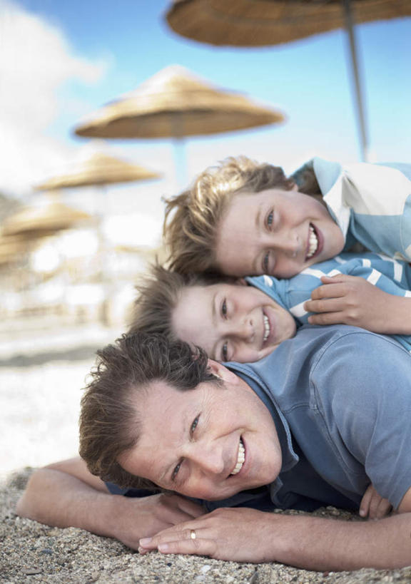 西方人,儿童,中年人,背,三个人,家庭,父亲,儿子,笑,微笑,露齿笑,竖图,室外,白天,侧面,纯洁,沙滩,欧洲,欧洲人,阴影,服装,光线,沙子,影子,遮阳伞,海岸,云,云朵,沙地,云彩,注视,休闲装,小孩,衣服,蓝色,白云,蓝天,天空,阳光,天,背着,观察,看,趴着,休闲,温暖,温馨,父子,一家人,休闲服,金色,父爱,可爱,童年,童趣,服饰,晴朗,观看,和睦,察看,关注,童真,烂漫,无邪,背负,天真,男孩,男人,男性,中年男性,白种人,孩子,海滩,晴空,趴,半身,彩图,融洽,短发,男生