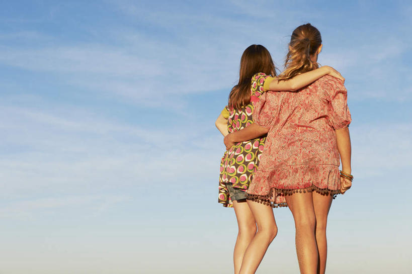 西方人,儿童,两个人,家庭,姐妹,站,抱,横图,室外,白天,仰视,裙子,纯洁,欧洲,欧洲人,阴影,花纹,连衣裙,光线,图案,影子,云,云朵,棕色,云彩,小孩,粉色,蓝色,白云,蓝天,天空,阳光,天,站着,温暖,温馨,一家人,可爱,童年,童趣,晴朗,抱着,和睦,搂着,童真,烂漫,无邪,天真,女孩,女人,女性,白种人,长发,晴空,搂,搂抱,站立,半身,彩图,低角度拍摄,融洽,女生