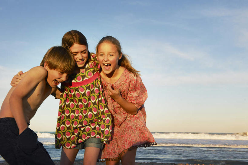 西方人,儿童,三个人,家庭,兄弟,姐妹,站,抱,笑,微笑,露齿笑,横图,室外,白天,正面,裙子,纯洁,海浪,海洋,沙滩,欧洲,欧洲人,阴影,连衣裙,短裤,裤子,光线,沙子,影子,海岸,浪花,云,云朵,沙地,云彩,注视,小孩,蓝色,白云,蓝天,天空,阳光,海水,天,观察,看,站着,温暖,温馨,一家人,可爱,童年,童趣,沙滩裤,晴朗,抱着,观看,和睦,察看,搂着,关注,海景,童真,烂漫,无邪,天真,男孩,男人,男性,女孩,女人,女性,白种人,大海,风浪,海,海水的波动,海滩,近岸浪,涌浪,晴空,搂,搂抱,站立,半身,彩图,融洽,男生,女生