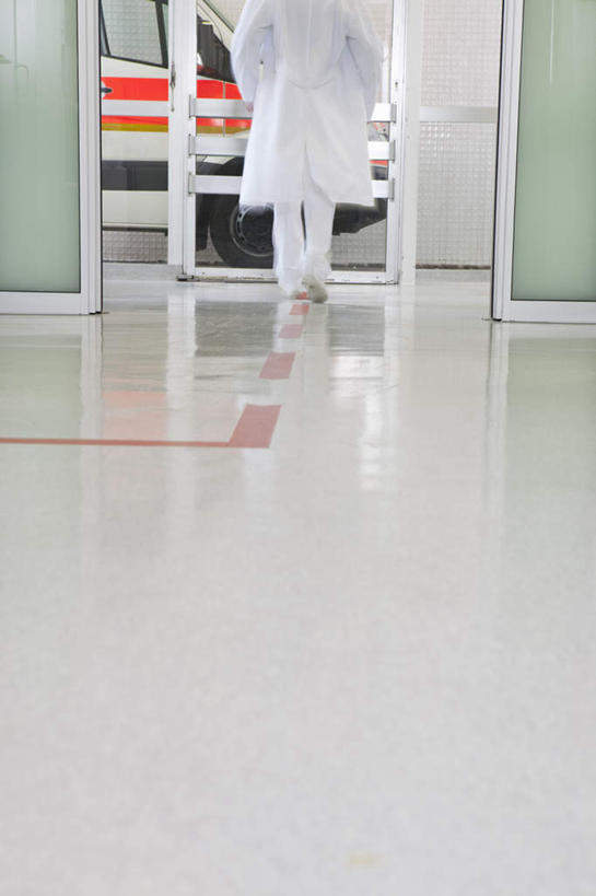 西方人,一个人,医生,医院,走,竖图,室内,白天,门,欧洲,欧洲人,仅一个男性,仅一个人,仅一个中年男性,走道,走廊,过道,地面,背面,白色,门框,医护人员,医疗人员,双手插袋,白大褂,手插袋,医疗机构,双手抄兜,双手放兜,男人,男性,中年男性,白种人,大夫,步行,插兜,两手抄兜,两手放兜,散步,手插兜,手放口袋,走路,半身,彩图,病院,诊所,手抄兜