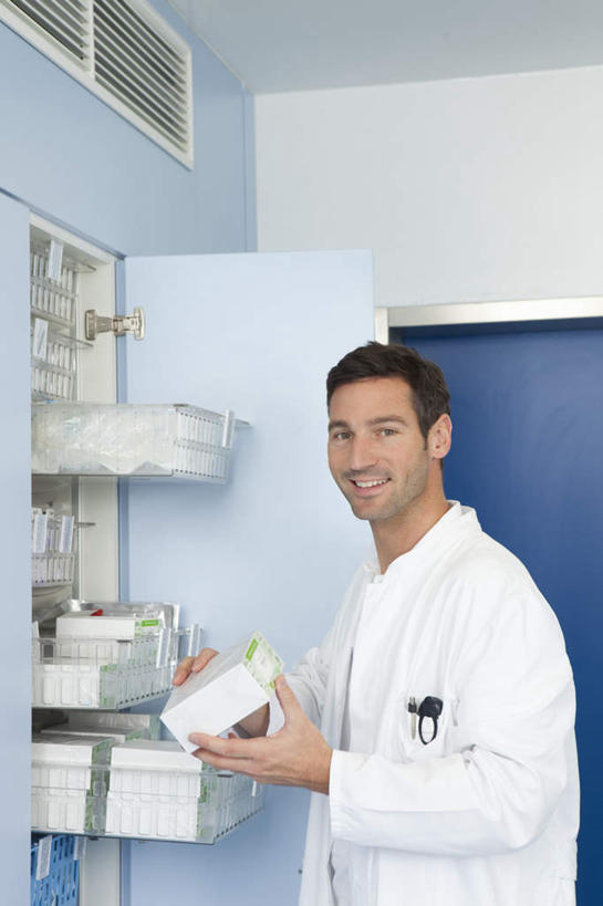 西方人,一个人,医生,医院,站,笑,微笑,露齿笑,竖图,室内,白天,侧面,安全,柜子,欧洲,欧洲人,仅一个男性,仅一个人,仅一个中年男性,许多,握,药剂,墙,防护,拿,拿着,注视,墙壁,墙面,排列,白色,药品,橱柜,观察,看,站着,医护人员,医疗人员,治疗,握着,观看,保护,药物,察看,医疗,白大褂,队列,关注,保险,预防,医疗机构,平安,男人,男性,中年男性,白种人,大夫,站立,半身,彩图,病院,诊所