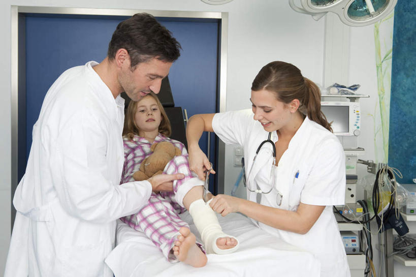 西方人,儿童,两个人,医生,病人,医院,站,坐,笑,微笑,横图,室内,白天,正面,纯洁,床,金属制品,照明,欧洲,欧洲人,握,修剪,金属,方格,格子,工具,剪刀,纱布,墙,灯光,床单,拿,拿着,注视,被子,墙壁,墙面,灯,小孩,粉色,病床,灯具,观察,看,站着,医护人员,医疗人员,可爱,童年,童趣,治疗,握着,观看,裁剪,照亮,固定,察看,手术,医疗,手术室,剪子,剪裁,切割,被单,照明设备,关注,病患,童真,烂漫,无邪,无影灯,医疗机构,病号服,止血,手术剪刀,手术剪,天真,男人,男性,女孩,女人,女性,中年男性,中年女性,白种人,孩子,大夫,患者,就医者,绷带,站立,坐着,半身,彩图,病院,诊所,病患服,护理床,医疗床,女生