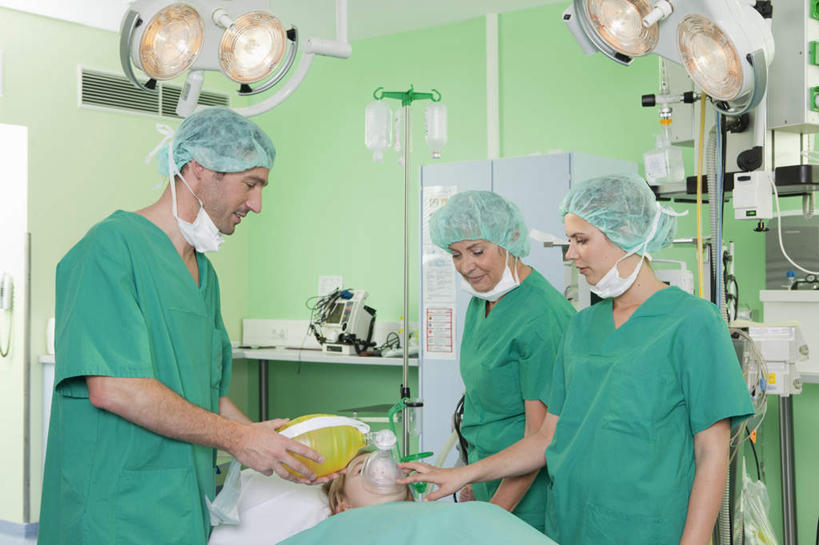 西方人,四个人,伙伴,朋友,医生,病人,医院,站,躺,闭眼,横图,室内,白天,正面,工作服,制服,友谊,合作,团队,照明,欧洲,欧洲人,握,分离,墙,灯光,过滤,拿,分开,拿着,注视,墙壁,墙面,灯,绿色,白色,口罩,灯具,观察,看,站着,医护人员,医疗人员,隔断,战略,握着,遮掩,观看,隔离,照亮,察看,手术,医疗设备,卫生,手术室,掩盖,遮挡,照明设备,关注,净化,病患,间隔,医疗器械,预防,遮盖,无影灯,防尘,医疗机构,联合,合谋,掩饰,断绝,隔开,屏蔽,屏绝,远离,中断,阻遏,阻隔,工作制服,卧着,配合,协作,老年女性,男人,男性,年轻女性,女人,女性,中年男性,白种人,大夫,患者,就医者,闭眼睛,闭着眼,闭着眼睛,躺着,卧,站立,半身,彩图,工作套服,病院,诊所