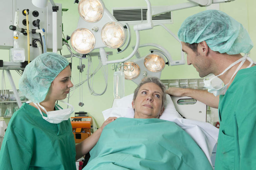 西方人,三个人,医生,病人,医院,站,躺,笑,说,微笑,横图,室内,白天,正面,工作服,制服,讨论,床,帽子,照明,欧洲,欧洲人,分离,墙,灯光,床单,过滤,分开,注视,被子,墙壁,墙面,灯,绿色,病床,口罩,灯具,观察,看,站着,医护人员,医疗人员,隔断,遮掩,观看,隔离,照亮,察看,手术,医疗设备,卫生,手术室,掩盖,被单,遮挡,照明设备,关注,净化,病患,间隔,医疗器械,预防,遮盖,无影灯,防尘,医疗机构,手术帽,掩饰,断绝,隔开,屏蔽,屏绝,远离,中断,阻遏,阻隔,工作制服,卧着,交流,老年女性,男人,男性,年轻男性,年轻女性,女人,女性,白种人,大夫,患者,就医者,沟通,讲话,交谈,商讨,说话,谈话,躺着,卧,站立,半身,彩图,工作套服,病院,诊所,护理床,医疗床