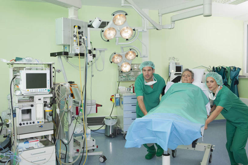 西方人,三个人,医生,病人,医院,躺,推,笑,微笑,横图,室内,白天,正面,工作服,制服,床,帽子,照明,欧洲,欧洲人,分离,墙,灯光,床单,过滤,分开,注视,被子,墙壁,墙面,灯,绿色,病床,口罩,灯具,观察,看,医护人员,医疗人员,隔断,遮掩,观看,隔离,照亮,察看,手术,医疗设备,卫生,手术室,掩盖,被单,遮挡,照明设备,关注,净化,病患,间隔,医疗器械,预防,遮盖,无影灯,防尘,医疗机构,手术帽,掩饰,断绝,隔开,屏蔽,屏绝,远离,中断,阻遏,阻隔,工作制服,卧着,老年女性,男人,男性,年轻男性,年轻女性,女人,女性,白种人,大夫,患者,就医者,躺着,卧,半身,彩图,工作套服,病院,诊所,护理床,医疗床