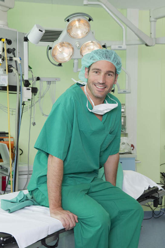 西方人,一个人,医生,医院,坐,笑,微笑,露齿笑,竖图,室内,白天,正面,工作服,制服,床,帽子,照明,欧洲,欧洲人,仅一个男性,仅一个人,仅一个中年男性,撑,分离,墙,灯光,床单,过滤,分开,注视,被子,墙壁,墙面,灯,绿色,病床,口罩,灯具,观察,看,医护人员,医疗人员,隔断,遮掩,观看,隔离,照亮,察看,手术,卫生,手术室,掩盖,撑着,被单,遮挡,照明设备,关注,净化,间隔,预防,手术服,遮盖,无影灯,防尘,医疗机构,手术帽,掩饰,断绝,隔开,屏蔽,屏绝,远离,中断,阻遏,阻隔,工作制服,男人,男性,中年男性,白种人,大夫,坐着,半身,彩图,工作套服,病院,诊所,护理床,医疗床