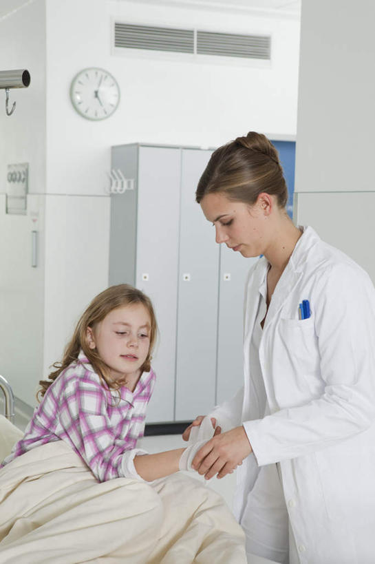 西方人,儿童,两个人,医生,病人,医院,站,坐,笑,微笑,竖图,室内,白天,正面,纯洁,床,欧洲,欧洲人,握,服装,时间,方格,格子,时钟,墙,床单,拿,计时,拿着,注视,休闲装,被子,墙壁,墙面,小孩,衣服,粉色,白色,病床,听诊器,挂钟,钟表,观察,看,站着,医护人员,医疗人员,休闲,休闲服,表,可爱,童年,童趣,握着,服饰,观看,察看,医疗设备,被单,白大褂,关注,病患,医疗器械,医疗工具,童真,烂漫,无邪,医疗机构,检测工具,天真,年轻女性,女孩,女人,女性,白种人,孩子,大夫,患者,就医者,钟,站立,坐着,半身,彩图,病院,诊所,护理床,医疗床,女生