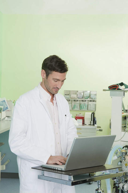 西方人,一个人,医生,医院,站,笑,微笑,竖图,室内,白天,正面,安全,电脑,笔记本电脑,桌面,桌子,欧洲,欧洲人,仅一个男性,仅一个人,仅一个中年男性,许多,敲打,网络,药剂,办公桌,墙,防护,注视,输入,通讯设备,墙壁,墙面,白色,药品,打字,观察,看,站着,医护人员,医疗人员,治疗,观看,保护,点击,敲击,药物,察看,医疗,无线,白大褂,关注,保险,通信设备,预防,无线网络,无线上网,便携式电脑,医疗机构,平安,按键,手提电脑,男人,男性,中年男性,白种人,大夫,站立,半身,彩图,病院,诊所