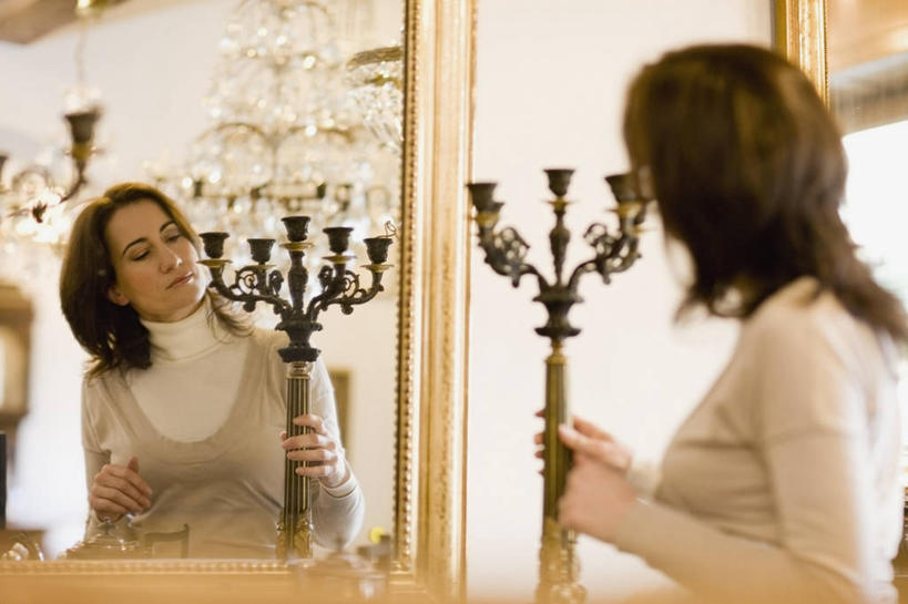 西方人,一个人,商店,站,笑,微笑,横图,室内,白天,侧面,镜子,欧洲,欧洲人,仅一个女性,仅一个人,握,阴影,服装,朦胧,模糊,反射,影子,烛台,墙,注视,休闲装,商铺,顾客,墙壁,墙面,一个,衣服,白色,观察,看,站着,仅一个中年女性,休闲,休闲服,握着,服饰,单个,观看,镜像,察看,镜面,蜡烛架,关注,市肆,商号,主顾,烛架,女人,女性,中年女性,白种人,站立,半身,彩图,店铺,家居店,家居生活馆,家具店,居家生活馆