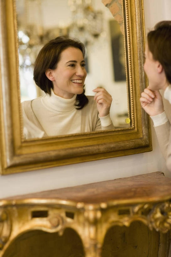 西方人,一个人,商店,站,笑,微笑,露齿笑,竖图,室内,白天,侧面,镜子,桌面,桌子,欧洲,欧洲人,仅一个女性,仅一个人,阴影,服装,朦胧,模糊,反射,木制,影子,墙,注视,休闲装,商铺,顾客,墙壁,墙面,衣服,白色,木制品,观察,看,站着,仅一个中年女性,休闲,休闲服,服饰,观看,镜像,察看,镜面,关注,市肆,商号,主顾,女人,女性,中年女性,白种人,站立,半身,彩图,店铺,家居店,家居生活馆,家具店,居家生活馆