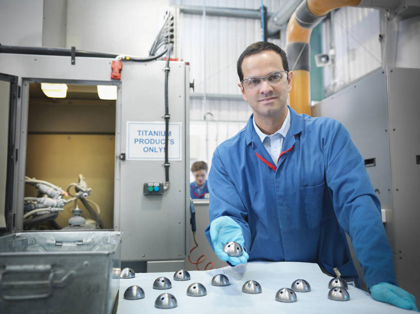 西方人,两个人,同事,科学家,工厂,站,捧,笑,微笑,横图,室内,白天,正面,工作服,制服,安全,成功,合作,团队,集体,信心,车间,机器,桌面,桌子,欧洲,欧洲人,握,木制,眼镜,墙,防护,拿,拿着,注视,队伍,墙壁,墙面,木制品,手套,扶,观察,看,站着,机械,握着,观看,保护,察看,领导,扶着,科研人员,成就,关注,保险,研究者,合伙,领袖,近视眼镜,产品,科学研究者,保全,周全,安稳,安定,防护手套,工作制服,平安,男人,男性,年轻女性,女人,女性,中年男性,白种人,科学工作者,端,端着,捧着,手捧,站立,半身,彩图,工作套服,制造厂