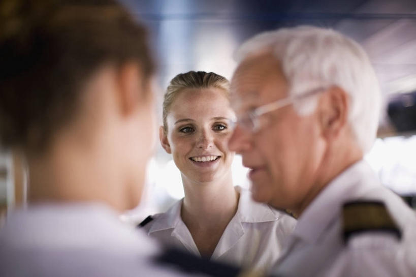 西方人,背部,三个人,同事,站,笑,微笑,露齿笑,横图,室内,白天,正面,衬衫,制服,成功,合作,团队,集体,信心,窗户,天花板,轮船,船,欧洲,欧洲人,阴影,朦胧,模糊,反射,眼镜,影子,注视,队伍,玻璃窗,相视,衣服,交通工具,观察,看,站着,面对面,观看,老花镜,对视,军人,察看,领导,军装,互视,成就,关注,载具,军服,相对,合伙,领袖,相看,船长,远视眼镜,船主,老年男性,男人,男性,年轻女性,女人,女性,白种人,船员,海员,站立,半身,彩图,衬衣