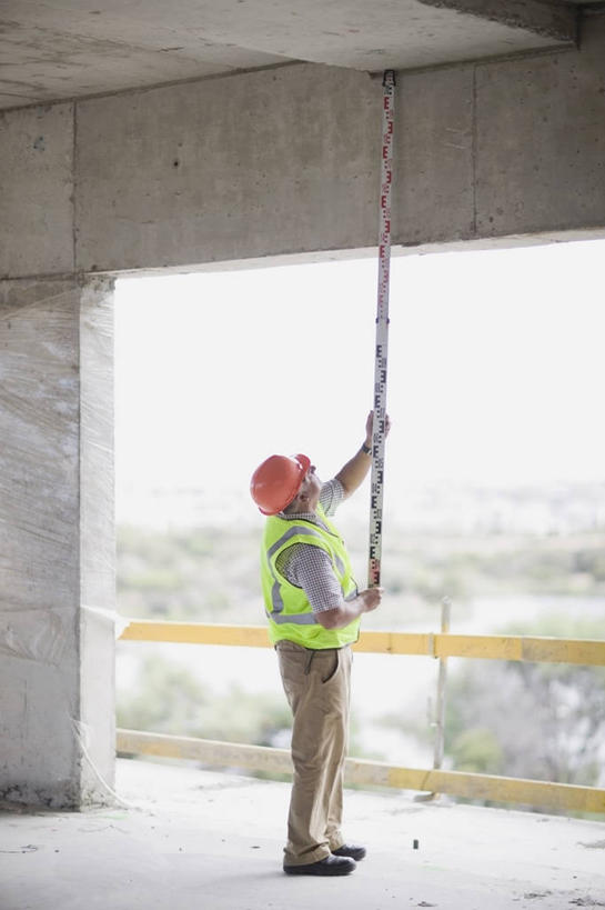 西方人,一个人,工程师,建筑工人,建筑师,站,举,竖图,室外,白天,工作服,制服,帽子,欧洲,欧洲人,仅一个男性,仅一个人,仅一个中年男性,握,阴影,朦胧,模糊,反射,测量,头盔,影子,刻度,注视,背面,安全帽,尺,塑料制品,直尺,建筑工地,观察,看,托,站着,橙色,握着,观看,测量工具,尺子,察看,衡量,绘图,关注,比例,测绘,量具,量仪,塑料尺,标度,地盘,建筑地盘,施工地盘,工作制服,男人,男性,中年男性,白种人,技师,建筑工,建筑设计师,举起,举手,举着,抬头,向上举,向上伸,向上托,仰头,站立,彩图,全身,工作套服,工地,安全服,反光背心,反光服,反光衣