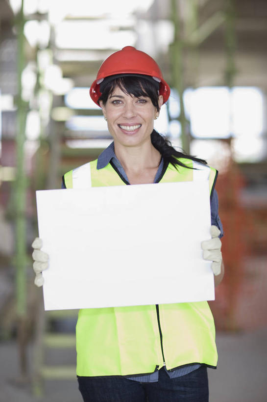 西方人,一个人,工程师,建筑工人,建筑师,栏杆,站,笑,微笑,露齿笑,竖图,室内,白天,正面,工作服,制服,安全,楼梯,帽子,欧洲,欧洲人,仅一个女性,仅一个人,握,阴影,朦胧,模糊,反射,材料,档案,扶手,头盔,文件,影子,纸,阶梯,防护,注视,护栏,台阶,红色,白色,安全帽,手稿,手套,资料,建筑工地,观察,看,站着,仅一个中年女性,握着,观看,保护,证明,察看,关注,文档,保险,保全,周全,安稳,安定,防护手套,地盘,建筑地盘,施工地盘,工作制服,平安,女人,女性,中年女性,白种人,技师,建筑工,建筑设计师,站立,半身,彩图,工作套服,工地,安全服,反光背心,反光服,反光衣
