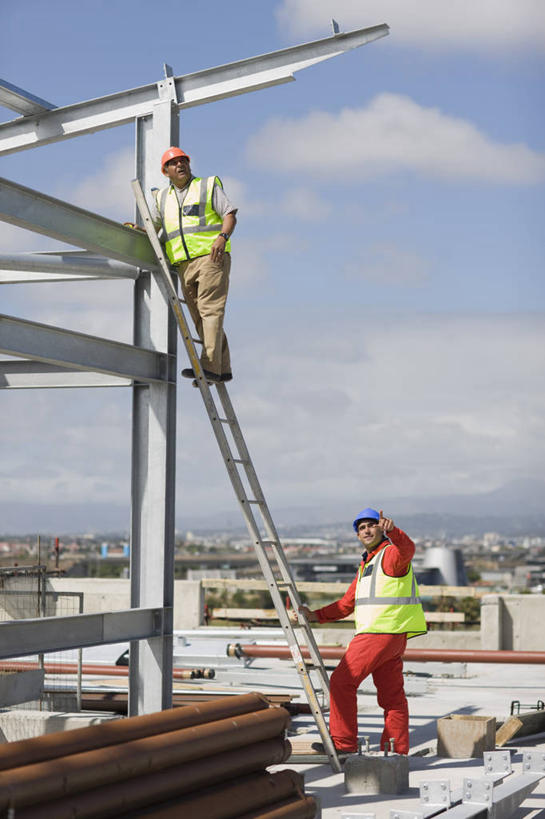 西方人,两个人,同事,建筑工人,站,攀登,竖图,室外,白天,侧面,工作服,制服,成功,合作,团队,集体,信心,帽子,金属制品,欧洲,欧洲人,握,指,阴影,时间,光线,金属,时钟,手表,梯子,头盔,影子,支架,阶梯,云,云朵,计时,云彩,扭头,注视,指点,队伍,架子,脚手架,施工,工人,红色,蓝色,白云,蓝天,天空,阳光,安全帽,钟表,建筑工地,天,观察,看,站着,转头,橙色,爬,表,握着,晴朗,观看,上升,支撑,腕表,固定,察看,领导,指向,成就,关注,合伙,领袖,登高,地盘,建筑地盘,施工地盘,工作制服,老年男性,男人,男性,年轻男性,白种人,钟,晴空,建筑工,攀爬,站立,彩图,全身,工作套服,工地,安全服,反光背心,反光服,反光衣,稳固