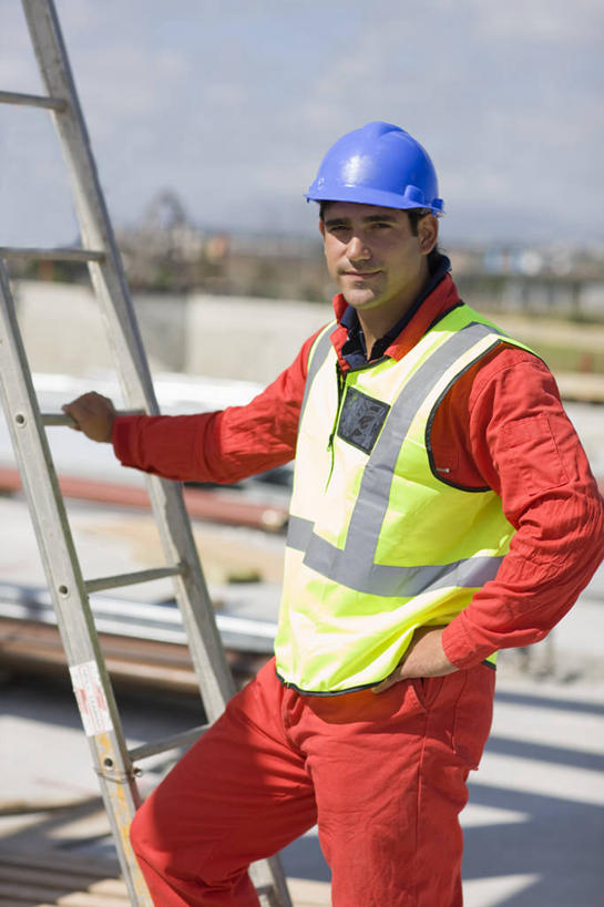 西方人,一个人,建筑工人,站,笑,攀登,微笑,竖图,室外,白天,正面,工作服,制服,帽子,金属制品,欧洲,欧洲人,仅一个男性,仅一个人,握,阴影,光线,金属,梯子,头盔,影子,阶梯,云,云朵,云彩,注视,手叉腰,工人,仅一个年轻男性,红色,蓝色,白云,蓝天,天空,阳光,安全帽,建筑工地,天,叉腰,观察,看,站着,爬,握着,晴朗,观看,上升,察看,关注,登高,地盘,建筑地盘,施工地盘,工作制服,单手叉腰,男人,男性,年轻男性,白种人,晴空,建筑工,攀爬,站立,半身,彩图,工作套服,工地,安全服,反光背心,反光服,反光衣