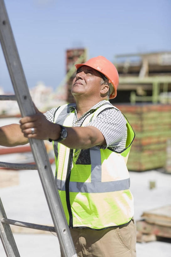 西方人,一个人,建筑工人,站,笑,攀登,微笑,竖图,室外,白天,正面,工作服,制服,帽子,金属制品,欧洲,欧洲人,仅一个男性,仅一个人,握,阴影,朦胧,模糊,时间,光线,金属,时钟,手表,梯子,头盔,影子,阶梯,云,云朵,计时,云彩,注视,工人,蓝色,白云,蓝天,天空,阳光,安全帽,钟表,建筑工地,天,观察,看,站着,仅一个老年男性,橙色,爬,表,握着,晴朗,观看,上升,腕表,察看,关注,登高,地盘,建筑地盘,施工地盘,工作制服,老年男性,男人,男性,白种人,钟,晴空,建筑工,攀爬,抬头,仰头,站立,半身,彩图,工作套服,工地,安全服,反光背心,反光服,反光衣