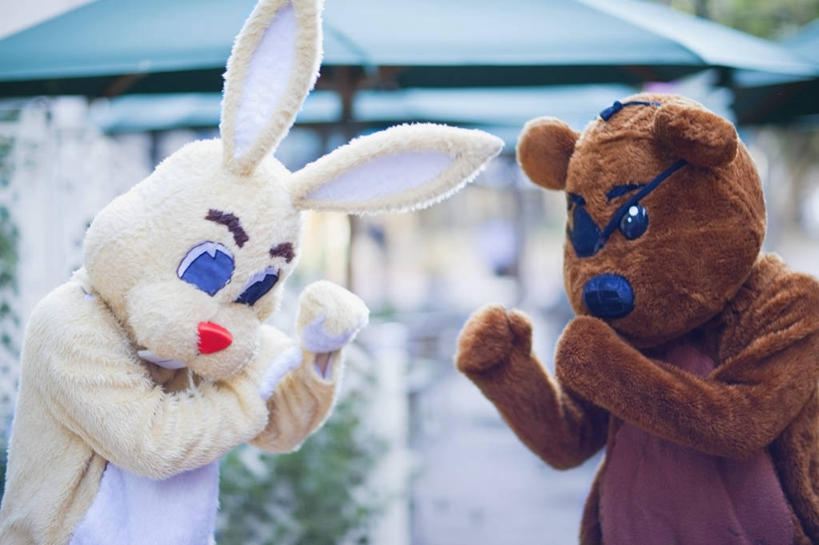 西方人,两个人,伙伴,朋友,站,横图,室外,白天,正面,友谊,植物,欧洲,欧洲人,握,阴影,服装,朦胧,模糊,光线,盆栽,伞,影子,雨伞,遮阳伞,盆景,注视,阳伞,衣服,绿色,阳光,自然,观察,看,握拳,站着,握着,服饰,生长,成长,观看,察看,太阳伞,衣着,穿着,关注,进攻,表演服,演出服,衣饰,道具服,友情,男人,男性,年轻女性,女人,女性,中年男性,白种人,站立,半身,彩图