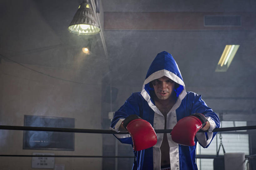 西方人,一个人,拳击手,健身房,栏杆,站,横图,室内,白天,正面,锻炼,安全,比赛,运动,拳击,天花板,照明,欧洲,欧洲人,仅一个男性,仅一个人,仅一个中年男性,阴影,光线,影子,墙,台子,围栏,灯光,防护,拳击手套,注视,运动器械,场地,护栏,顶灯,墙壁,墙面,灯,红色,蓝色,白色,绳子,手套,灯具,观察,看,站着,披风,健身器械,搭,观看,保护,绳索,照亮,察看,照明设备,搭着,关注,保险,健身器材,拳击台,保全,周全,安稳,安定,防护手套,平安,体育,男人,男性,中年男性,白种人,拳击家,拳击运动员,站立,半身,彩图,健身,健身馆,比赛披风,出场服,拳击出场服,拳击披风,拳击战袍,武术战袍,战袍,运动器材