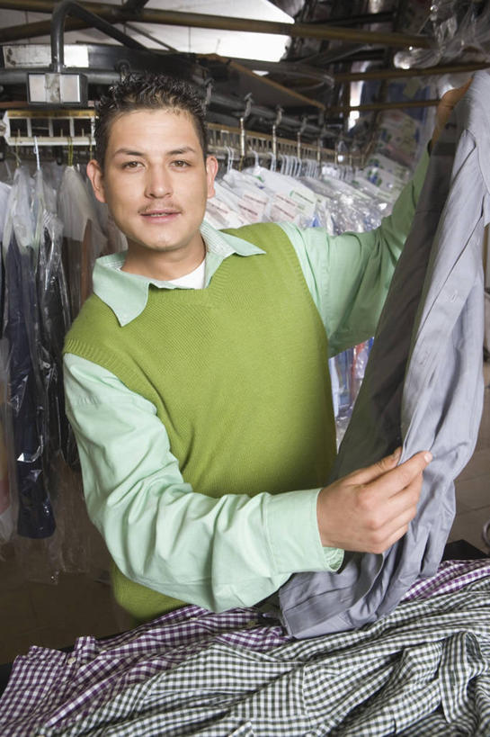 西方人,一个人,店员,商店,站,举,竖图,室内,白天,正面,衬衫,桌面,桌子,衣架,欧洲,欧洲人,仅一个男性,仅一个人,握,服装,朦胧,模糊,木制,拿,拿着,注视,休闲装,商铺,仅一个年轻男性,衣服,木制品,观察,看,托,站着,营业员,休闲,休闲服,握着,服饰,观看,察看,关注,干洗店,市肆,商号,销售人员,男人,男性,年轻男性,白种人,售货员,挂衣架,晾衣架,举起,举手,举着,向上举,向上伸,向上托,站立,半身,彩图,衬衣,店铺