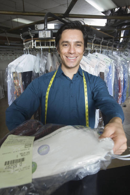 西方人,一个人,店员,商店,站,笑,微笑,露齿笑,竖图,室内,白天,正面,桌面,桌子,袋子,衣架,欧洲,欧洲人,仅一个男性,仅一个人,握,服装,朦胧,模糊,测量,木制,皮尺,刻度,塑料,拿,拿着,注视,休闲装,商铺,仅一个年轻男性,衣服,尺,木制品,塑料制品,观察,看,站着,营业员,保养,休闲,休闲服,握着,保健,服饰,观看,测量工具,尺子,减肥,察看,腰围尺,关注,瘦身,干洗店,塑封,量具,量仪,塑料卷尺,市肆,商号,销售人员,男人,男性,年轻男性,白种人,售货员,挂衣架,晾衣架,站立,半身,彩图,店铺,密封袋,塑封袋