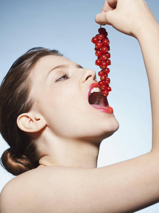 西方人,脸,头,脸颊,手,头发,一个人,站,举,吃,竖图,室内,特写,白天,侧面,化妆,美容,浆果,水果,欧洲,欧洲人,仅一个年轻女性,仅一个女性,仅一个人,一串,护肤,阴影,蓝色背景,新鲜,反射,影子,生食,食品,棕色,果实,注视,裸露,肩膀,食物,红色,唇膏,口红,观察,看,托,站着,张嘴,保养,享受,休闲,手部,放松,保健,摄影,有机食品,绿色食品,影棚,观看,单手,盘发,曼越桔,蔓越橘,蔓越莓,小红莓,察看,关注,裸,张大嘴巴,养颜,酸莓,年轻女性,女人,女性,白种人,头部,长发,直发,脸部,脸蛋,面部,张开嘴,举起,举手,举着,嚼,食,抬头,向上举,向上伸,向上托,仰头,站立,半身,彩图,影棚拍摄,拍摄,酸果蔓