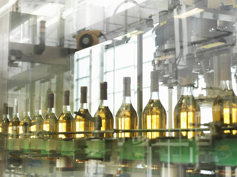 威士忌,无人,工厂,横图,室内,白天,正面,机器,一排,许多,阴影,朦胧,模糊,整齐,并列,并排,反射,影子,墙,酒类,红酒瓶,墙壁,墙面,玻璃制品,酒,酒瓶,饮料,排列,玻璃瓶,瓶子,机械,葡萄酒瓶,队列,平行,烈酒,彩图,工地,制造厂