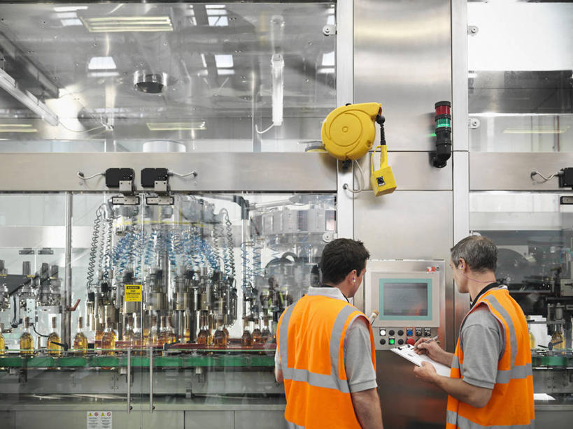 威士忌,西方人,两个人,同事,工厂,站,搬运,横图,室内,白天,工作服,制服,成功,合作,团队,集体,信心,机器,照明,欧洲,欧洲人,握,阴影,检查,传输,光线,笔,影子,灯光,办公用品,酒类,红酒瓶,注视,队伍,顶灯,水笔,玻璃制品,灯,酒,酒瓶,文具,饮料,工人,背面,玻璃瓶,瓶子,学习用品,灯具,观察,看,站着,机械,握着,运输,观看,文具用品,照亮,自动,传送带,察看,便利,领导,传送,葡萄酒瓶,照明设备,成就,关注,载具,记录板,合伙,领袖,传输带,记事板,方便,烈酒,工作制服,男人,男性,中年男性,白种人,员工,站立,半身,彩图,工作套服,工地,制造厂,安全服,反光背心,反光服,反光衣,匠人,劳动者,体力工,包装机,灌装机